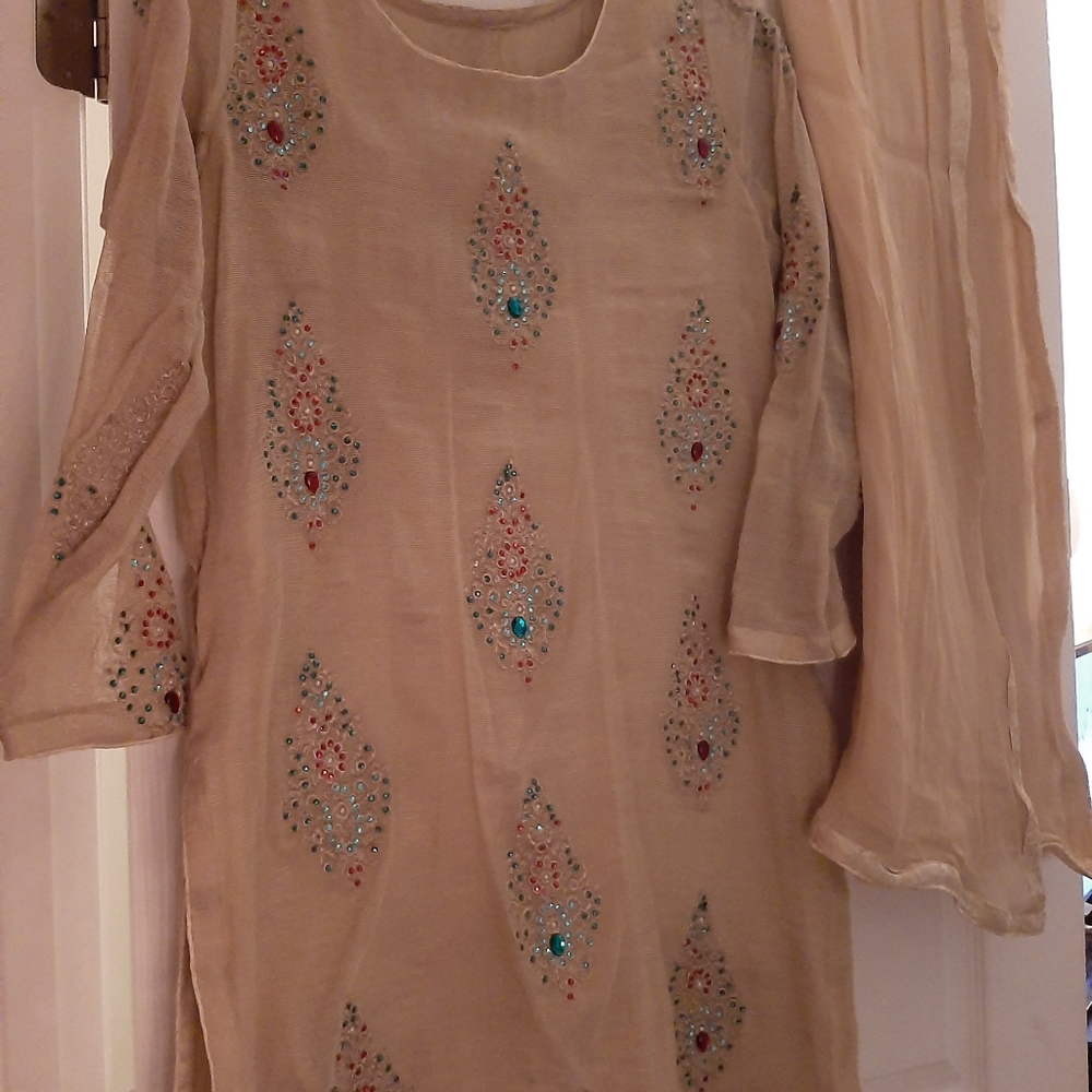 Middle Eastern dress and duppatta.